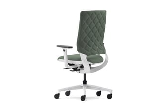 Kantoorstoel met groene gestoffeerde zitting en rugleuning met quilting, witte frame en armleuningen, op wielen tegen witte a