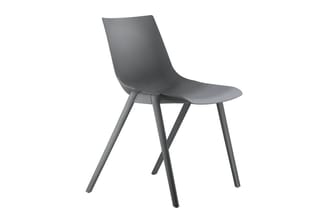 Grijze kunststof stoel met ergonomische rugleuning en vier houten poten in kruispatroon tegen witte achtergrond.