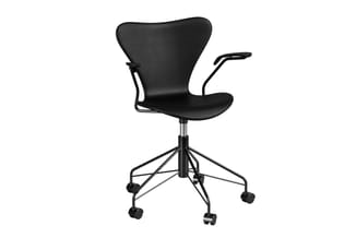 Zwarte bureaustoel met ergonomisch gevormde rugleuning, armsteunen, gasveerstijl en zwenkwielen op voetstelsel.