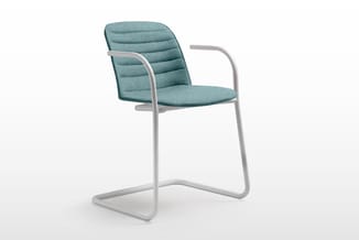 Kantoorstoel met turquoise gestoffeerde zit- en rugleuning, grijze metalen frame en kabelvoet, armleuningen.
