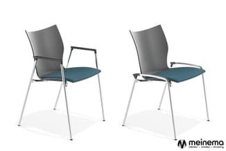 Twee moderne vergaderstoelen met grijze kunststof ruggen, petrol blauwe zittingen en zilverkleurige metalen poten, vooraanzic