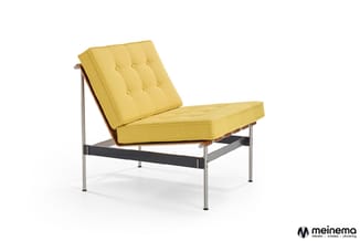 Gele fauteuil met gestoffeerde zit en rugleuning, houten armsteun, metalen frame met zwart accent en chromen poten.