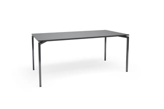 Grijze vergadertafel met rechthoekig blad en stalen poten, minimalistisch design tegen witte achtergrond.