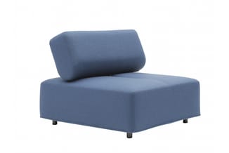 Blauwe modulaire zitbank met cilindervormige rugkussen, stof bekleding, zwarte poten, vrijstaand tegen witte achtergrond.