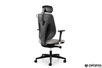 Ergonomische bureaustoel met zwart netrug, grijze zitting, verstelbare armleuningen, hoofdsteun en zwart onderstel op wielen.