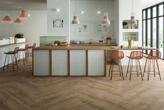 Moderne keuken met houten eiland, witte pegboard-kastdeuren, rieten hangllampen, houten barkrukken en groene glazen scheiding