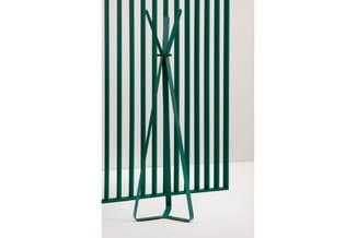 Cascando Bend kapstok in Pine Green voor een groene wand met verticale latten.