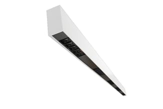 Lineaire hanglamp met wit aluminium profiel en zwarte reflector, langgerekt design voor kantoor.
