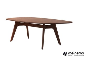 Houten vergadertafel met ovale vorm en donkerbruin afwerking, ondersteund door vier schuin geplaatste poten.