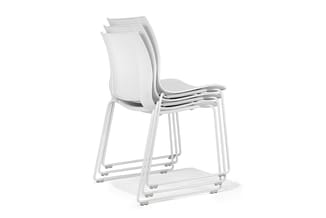 Drie gestapelde witte kantoor(bezoekers)stoelen met aluminium frame en voetsteunen, op wit oppervlak.