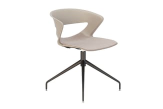 Beige draaibare stoel met ergonomische kunststof schaal, gewatteerde zitting en zwart metalen vierpoot onderstel.