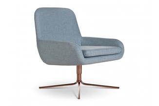 Grijsblauwe fauteuil met afgeronde rugsteun en zijleuningen, op bronskleurig draaivoetstuk met drie poten.
