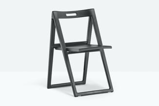 Zwarte opklapbare stoel met minimalistisch design, uitgeklapt tegen neutrale achtergrond.
