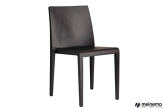 Donkergrijs houten stoel met geïntegreerde rugleuning en zitting, minimalistisch design op vier rechte poten.