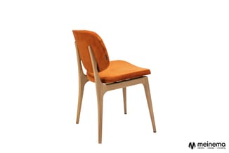Houten stoel met oranje/rood stoffen zitting en rug, naturel houten frame, moderne vormgeving.