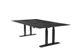 Zwarte elektrisch verstelbare vergadertafel met zwart houten blad en metalen onderstel op witte achtergrond.