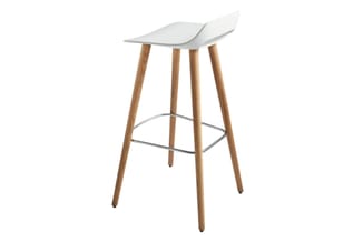 Witte barkruk met ergonomische zitting, houten poten en metalen voetsteun, tegen witte achtergrond.