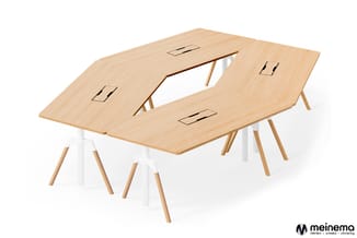 U-vormige vergadertafel in licht hout met witte poten, voorzien van kabelgaten en aangesloten zitplekken.