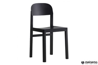 Zwarte houten stoel met gebogen rugleuning en vierkante zitting, eenvoudig design, vrijstaand tegen witte achtergrond.