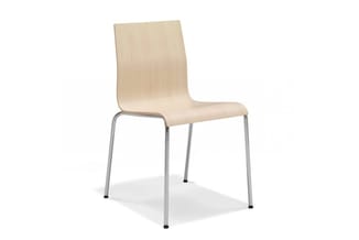 Houten stoel met natuurlijke afwerking en grijsmetalen frame op vier poten, uitgevoerd in modern minimalistisch design.