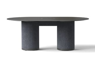 Zwarte ovale vergadertafel met twee gegroefde cilindervormige poten, minimalistisch design op witte achtergrond.