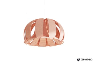 Terracotta-kleurige hanglamp met koepelvormig design, samengesteld uit houten latten en panelen met verticale ribstructuur.
