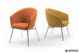 Twee moderne fauteuils met gestoffeerde zitting en rugleuning, één oranje en één okergeel, beide op metalen poten.