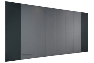 Modulaire akoestische scheidingswand in grijs met donkergrijze zijpanelen, opgesteld als ruimteverdeler.