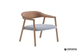 Houten stoel met grijze zitplaats, gebogen rugleuning en vier poten, op witte achtergrond.