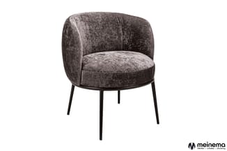 Grijze fluwelen fauteuil met ronde zitting, gebogen rugleuning en zwarte metalen poten op witte achtergrond.