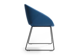 Blauwe kuipstoel met zwart metalen frame, sledeonderstellig, zijaanzicht tegen witte achtergrond.