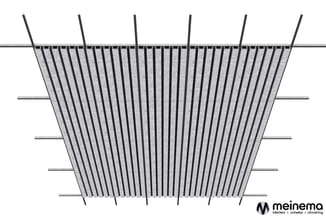Trapeziumvormig akoestiekpaneel met verticale latten en horizontale bevestigingspunten aan bovenzijde.