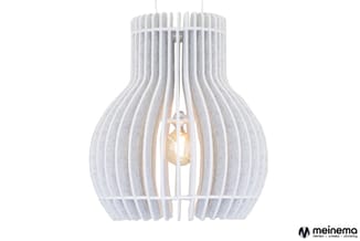 Witte hanglamp met verticale latten en bolronde vorm, gloeilamp zichtbaar in het midden.