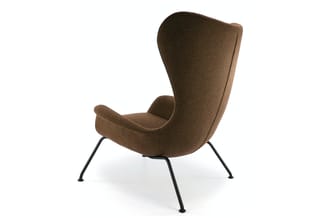 Bruine fauteuil met hoge, gebogen rugleuning en armsteun, zwart metalen pootenstelsel, tegen witte achtergrond.