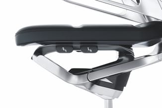 Ergonomische bureaustoel met zwarte zitting, witte onderstructuur en verstelbare armleuningen met zichtbare icons.
