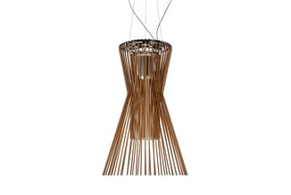 Hanglamp met conische vorm, gemaakt van verticale houten latten in bruin/naturel, met smalste punt in het midden, tegen witte