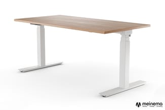 Elektrisch verstelbaar bureau met houten blad in natuurtoon en witte gesteldelen met voetplaten.