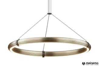 Hangende ringvormige designlamp in goudkleurig metaal met zwarte bevestigingsbanden, strak modern design.