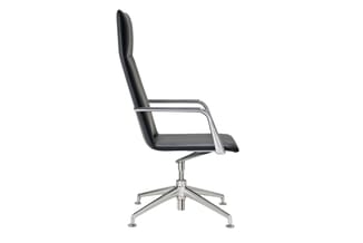 Zwarte bureaustoel met hoge rugleuning, metallic armsteunen en aluminium vijfpoot wielbasis op witte achtergrond.