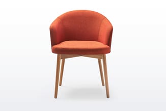 Moderne stoel met rood-oranje gestoffeerde zitting en rugleuning, houten poten in natuurlijke tint, op witte achtergrond.