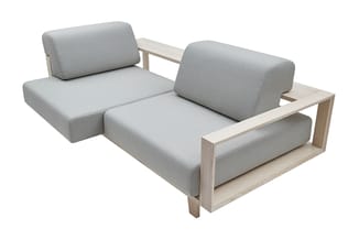 Grijze loungebank met houten frame, twee zitplaatsen en afzonderlijke rugleuningen, minimalistisch design.