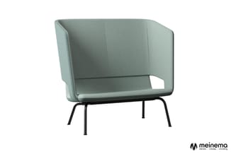 Groene loungestoel met hoge rugleuning en zwart metalen poten op wit geïsoleerde achtergrond.
