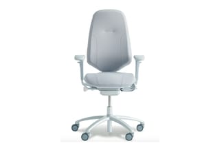 Witte ergonomische bureaustoel met hoge rugleuning, verstelbare armleuningen en wielenonderstel op witte achtergrond.