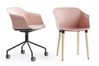 Twee roze stoelen met armluningen: links een draaibare bureaustoel op zwart onderstel met wielen, rechts een vaste stoel op h