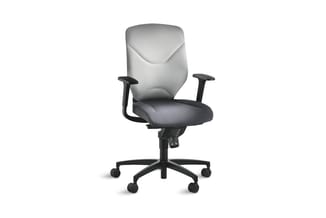 Ergonomische bureaustoel met grijze rugleuning, zwart zitgedeelte en zwarte armleuningen op wieltjes.