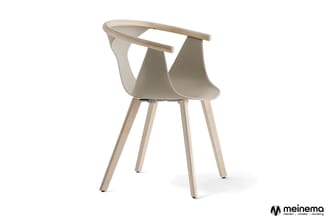 Moderne stoel met beige kunststof zitting, houten armleuning en grijsbeige houten poten, tegen witte achtergrond.