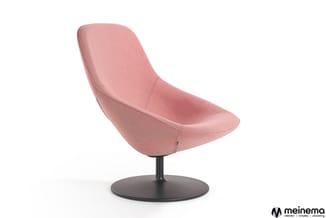 Roze gestoffeerde draaibare fauteuil op zwart rond voetschijf, modern design met ergonomische uitholling.