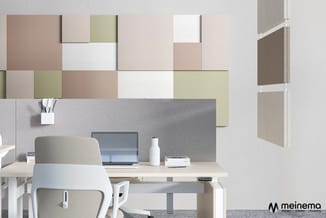 Modern kantoor met grijze akoestische wand, witte ergonomische bureaustoel, houten bureau met laptop, en gekleurde akoestisch