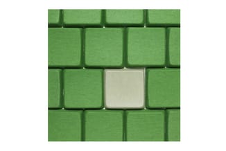 Groen gepolsterde wandpanelen met één beige paneel in het midden, in strakke rechthoekige opstelling.