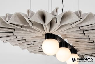 Hangend akoestisch plafondpaneel in lichtgrijs vilt met vleugelvormig design, drie witte bollampen eronder, tegen witte achte